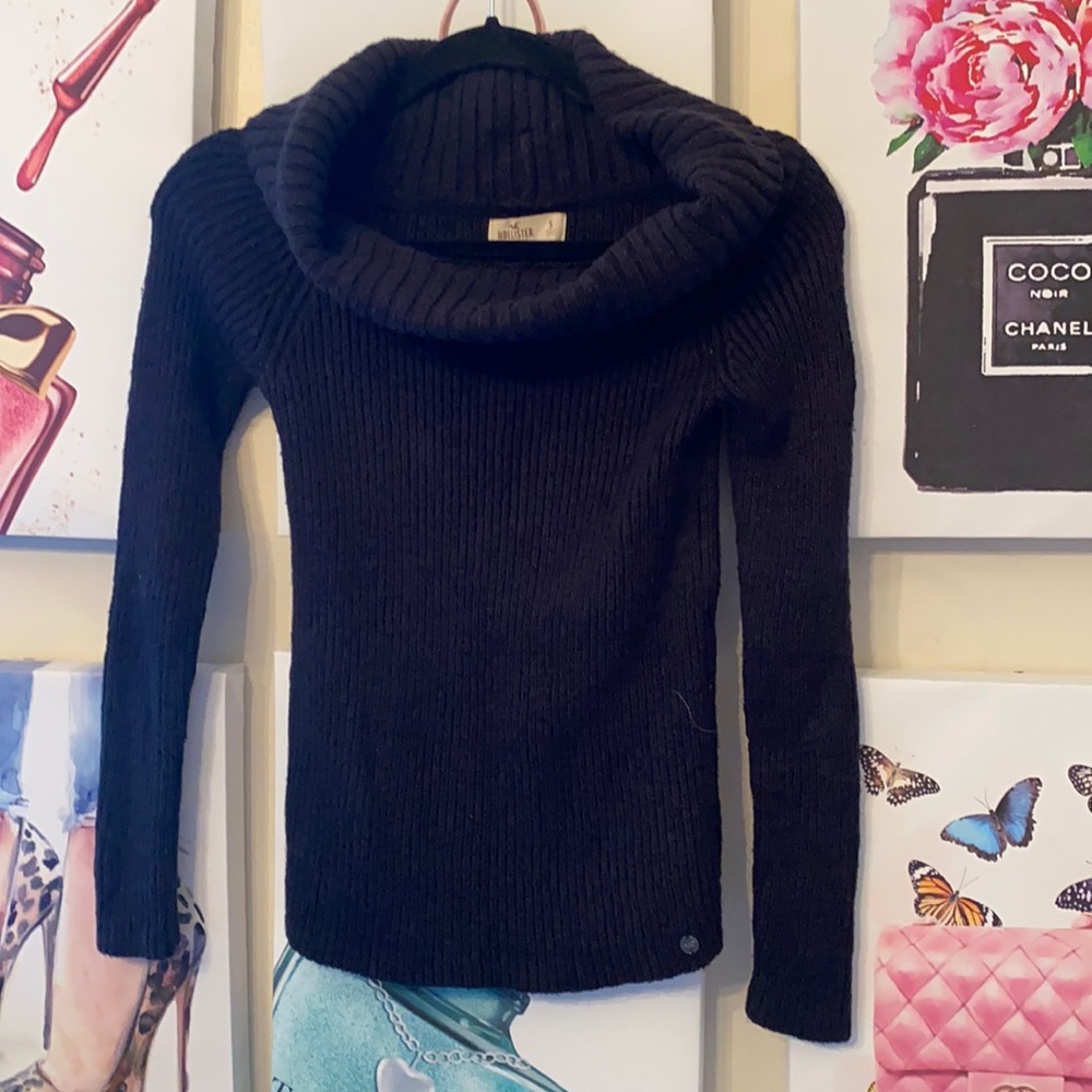 Hollister Cowl Neck Sweater Black size Small